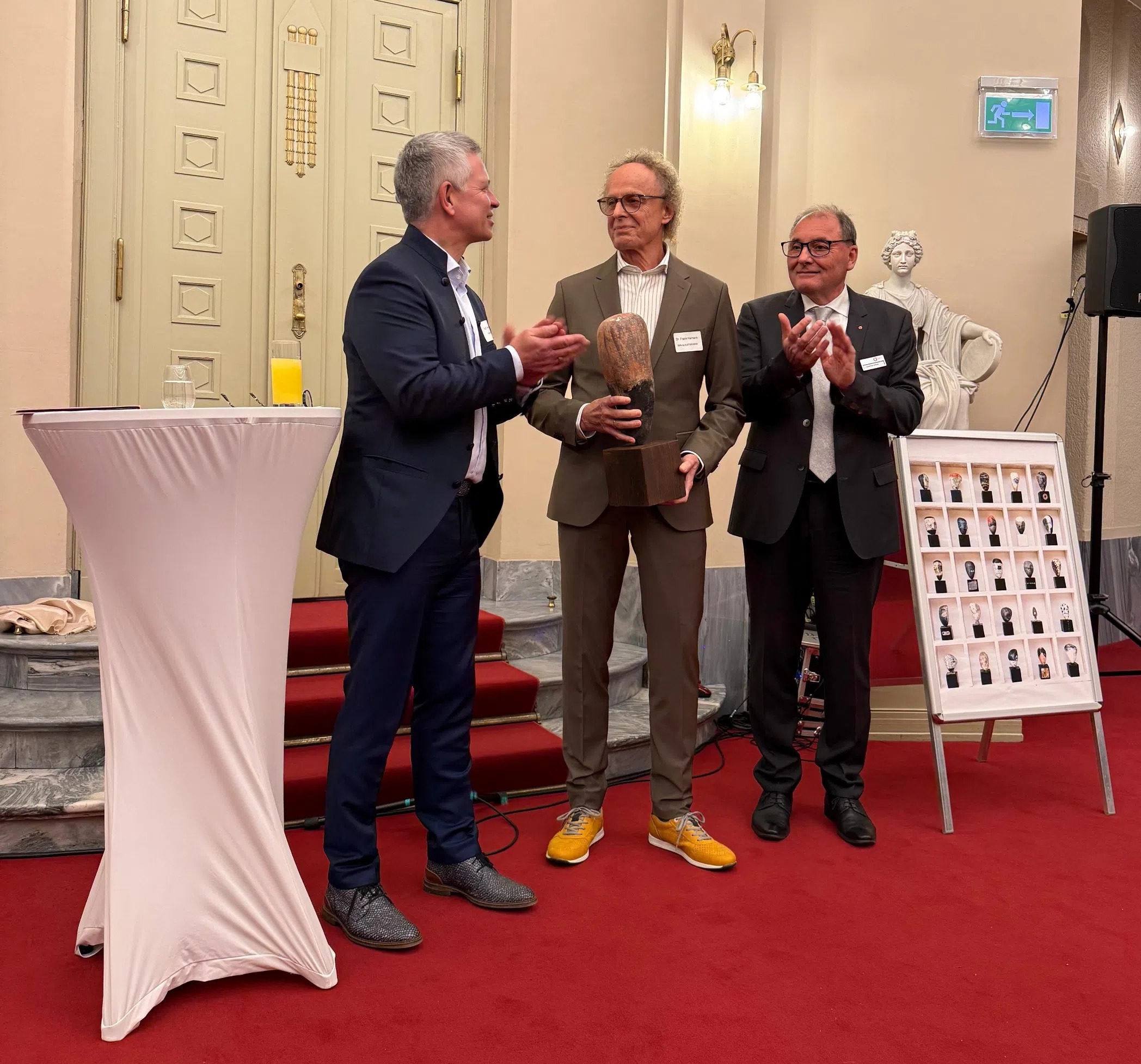 Ralf Henkler, Leiter Wirtschaftsregion Brandenburg Süd-Ost, (l.) und Carsten Böhm, Leiter des Kreisverbandes Elbe-Elster, überreichen Frank Hamann (M.) den Preis.