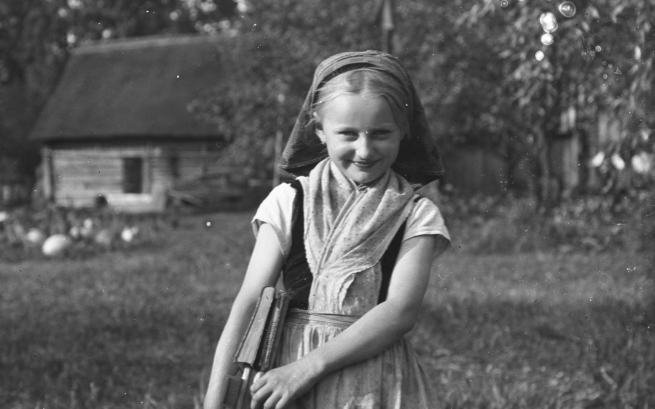Lehde, wendisches Mädchen mit Schulbüchern 1908–1914