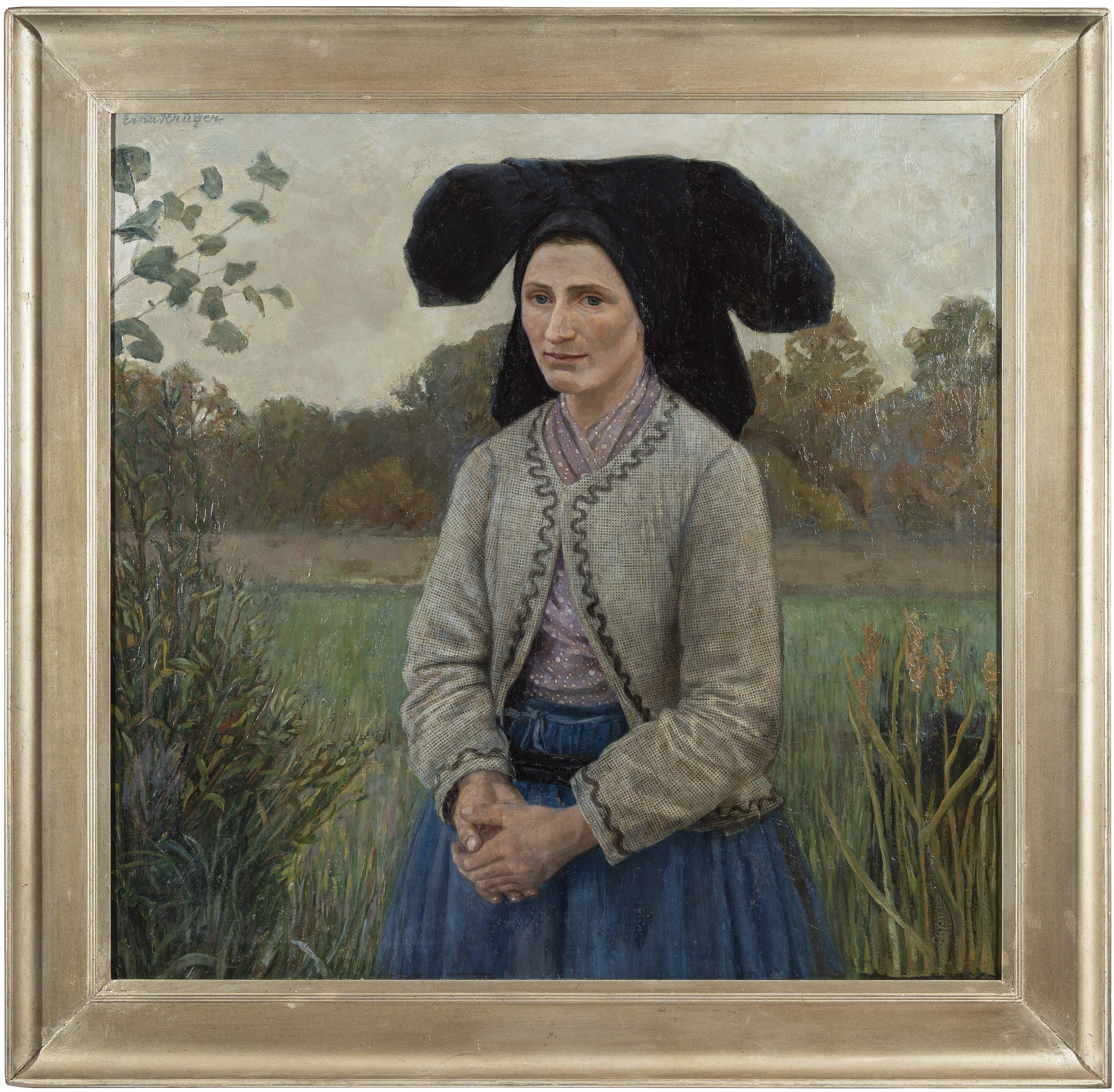 Gemälde von Erna Krüger zeigt eine Frau in wendischer Tracht mit schwarzer Haube, grauer Jacke und blauem Rock vor einer Landschaft mit Bäumen und Gräsern.