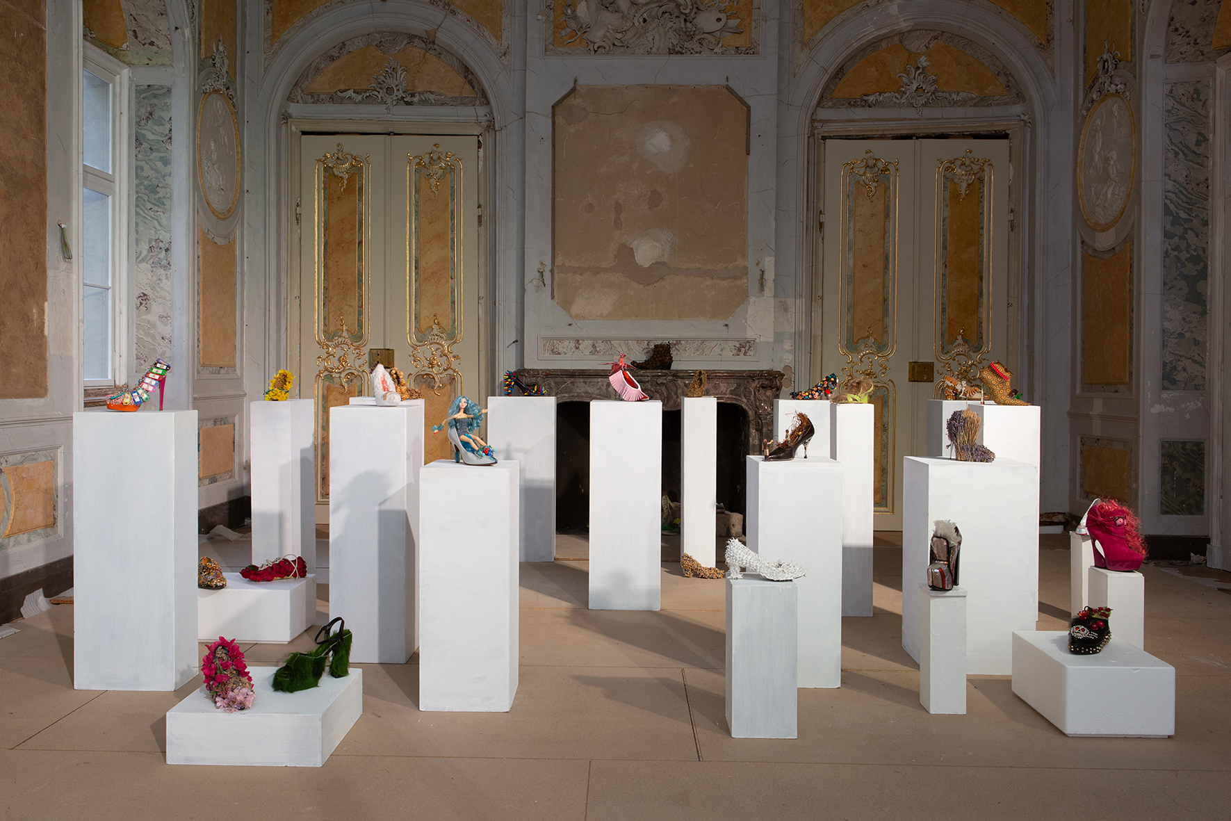 Installation MUTU, 2024, Acryl auf kongolesischem Wachsgewebe, Füllung, saugfähige Baumwolle, Holzgestell, 2 Monitore 65‘‘, 185 x 155 x 55 cm, Courtesy of the artist and Barbara Thumm Galerie, Berlin Foto: Waldemar Brzezinski, Berlin