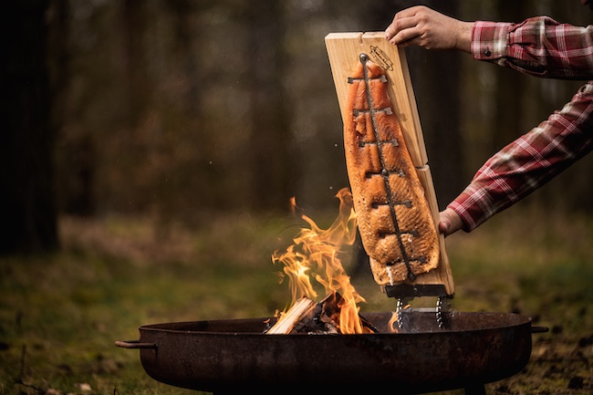 Das Flammlachsbrett ist vielseitig einsetzbar: Feuerschale, Gasgrill, Kugelgrill, Holzkohlegrill