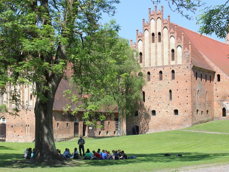Mit Funzel, Stift und Papier ins Kloster