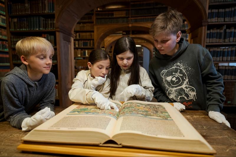 Bücherwürmer im historischen Bibliothekssaal