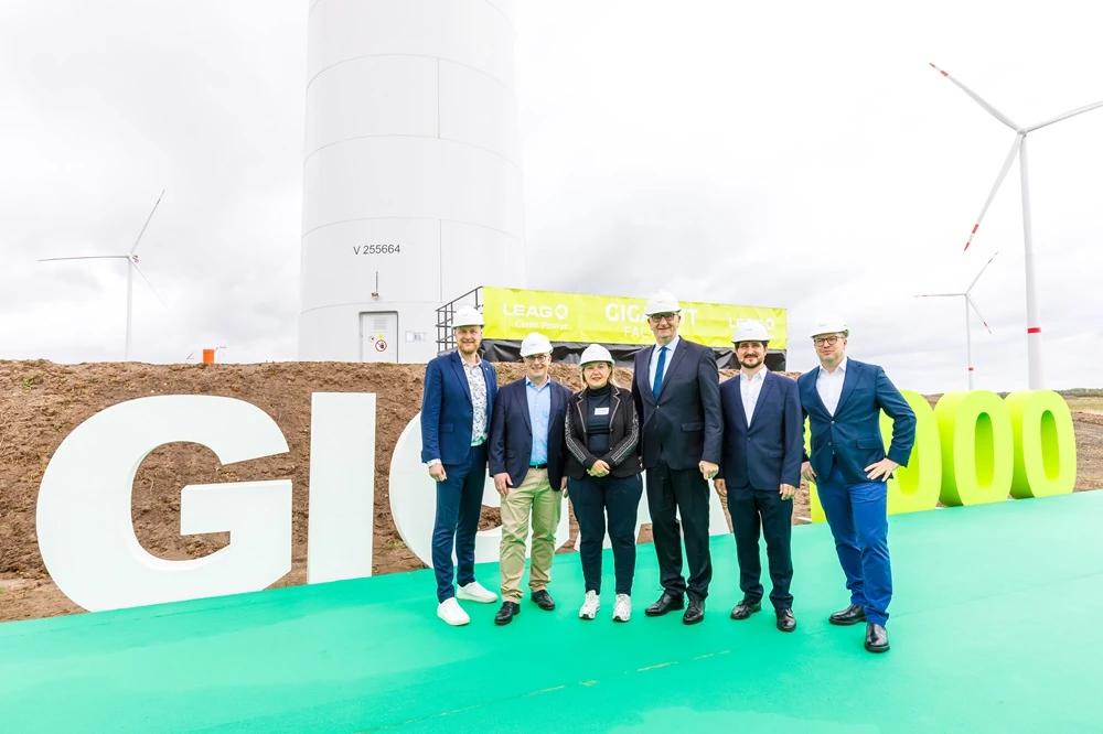 Starten gemeinsam die erste LEAG-GigawattFactory: v.l.n.r. Spree-Neiße-Landrat Martin Heusler, LEAG-Chef Adi Roesch, die Forster Bürgermeisterin Simone Taubenek, Ministerpräsident Dr. Dietmar Woidke sowie Dominique Guillou und Thomas Brandenburg, die bei der LEAG das grüne Zukunftsgeschäft verantworten.