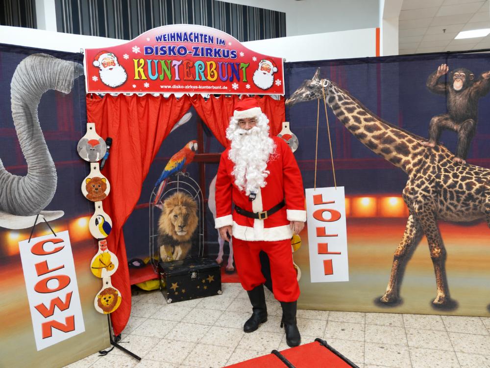 Weihnachtsmann und Clownsnase bei der EVG in Guben