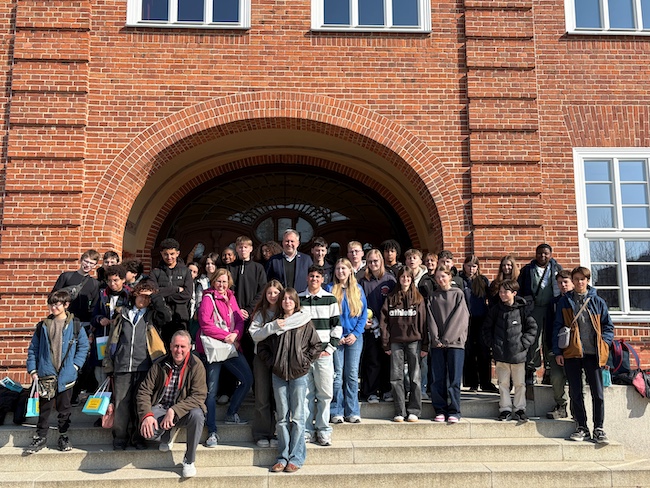 Schülerbesuch aus Montreuil mit OB Schick vor dem Stadthaus in Cottbus