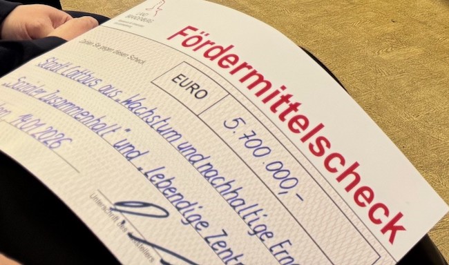 Der Fördermittelscheck in Höhe von 7.5 Millionen Euro