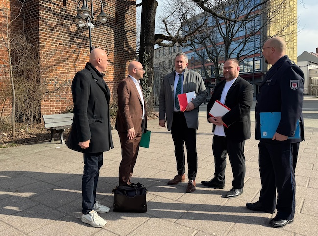 Innenminister Willke (2.v.l.) und OB Schick (Mitte) im Austausch mit Vertretern der Staatsanwaltschaft und weiteren Behörden