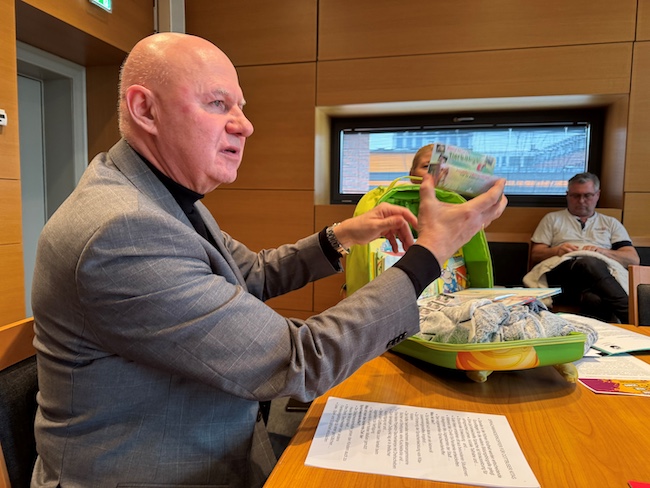 Thomas Bergner stellt den Sprachwanderkoffer vor