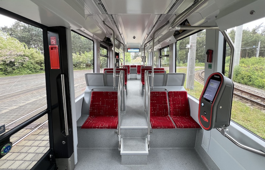 Blick in die neue Tatra Straßenbahn von Cottbus