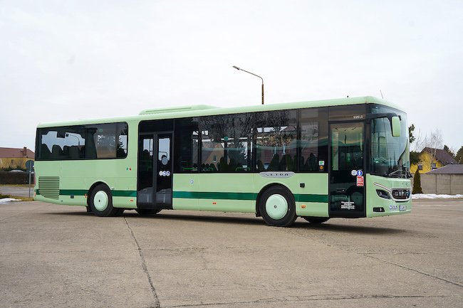 Vier neue Linienbusse der Nahverkehr GmbH Elbe-Elster stehen auf dem Betriebshof in Finsterwalde bereit für ihren Einsatz im Landkreis Elbe-Elster. Die modernen Fahrzeuge setzen neue Maßstäbe in Sicherheit und Komfort. 