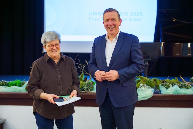 Feierlicher Moment bei der Umweltpreisverleihung: Landrat Christian Jaschinski (r.) überreicht Constanze Eiser (l.) im Refektorium Doberlug den Umweltpreis des Landkreises Elbe-Elster.