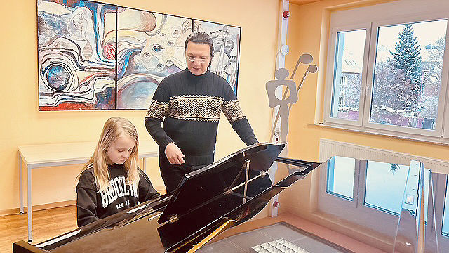 Kimberley Dohmel (links) bereitet sich gemeinsam mit ihrem Lehrer Rustam Salaev am Flügel auf den Wettbewerb vor.