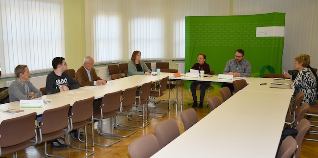 Der Kreiswahlausschuss des Landkreises Elbe-Elster kam am 4. März im Kreishaus in Herzberg (Elster) unter Leitung von Kreiswahlleiterin Susann Kirst zusammen, um das Ergebnis der Stichwahl zur Landratswahl offiziell festzustellen. Mitglieder des Wahlausschusses und die Kreiswahlleitung prüften dabei die Wahlniederschriften der Wahllokale sowie die Unterlagen der Briefwahl.