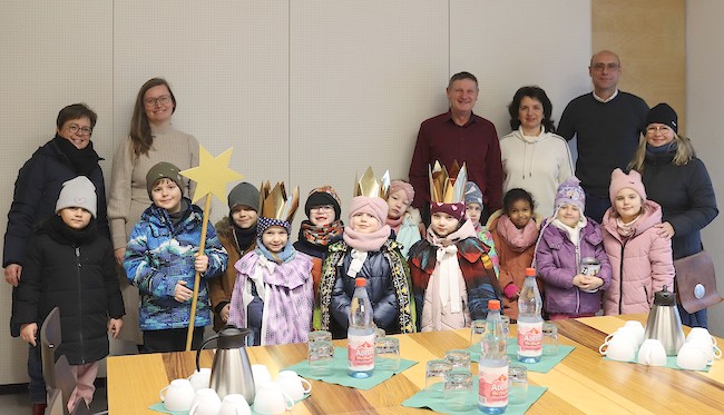 Die Vorschulkinder des kath. Kinderhauses St. Raphael mit Frau Hauke, Frau Zajic, Herr Miersch, Frau Schüler, Herr Drescher und Erzieherin (v.l.n.r.).