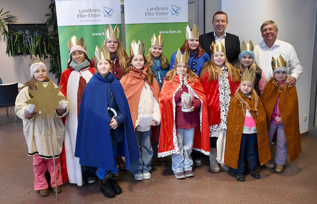 Landrat Christian Jaschinski (hinten 2.v.r.) begrüßt die Sternsinger in der Kreisverwaltung in Herzberg – begleitet von Gemeindepädagoge Torsten Jachalke (hinten rechts) überbringen die Kinder ihren Segen und setzen ein Zeichen gegen Kinderarbeit.