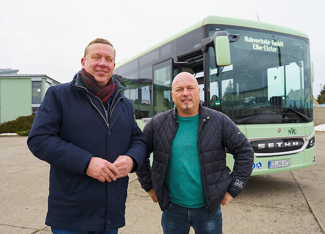Landrat Christian Jaschinski (links) und Geschäftsführer Mario Vogel (rechts) präsentieren die neuen Linienbusse auf dem Betriebshof der Nahverkehr GmbH Elbe-Elster in Finsterwalde am 11. Januar 2026.