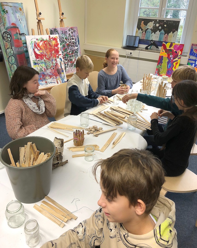 Kinder und Jugendliche gestalten im Fachbereich Kunst der Kreismusik und Kunstschule Gebrüder Graun eigene Werke aus Holz und probieren kreative Drucktechniken aus.
