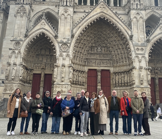 Frauendelegation zu Besuch in Montataire / Frauendelegation vor der Kathedrale in Amiens