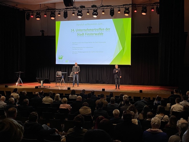 14. Unternehmertreffen der Stadt Finsterwalde – Wirtschaftsförderer Torsten Drescher und Bürgermeister Jörg Gampe begrüßen die 100 Unternehmer in der Kulturweberei