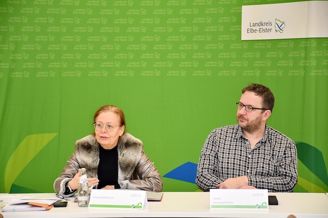 Der Kreiswahlausschuss des Landkreises Elbe-Elster hat das amtliche Endergebnis der Landratswahl vom 15. Februar 2026 festgestellt: Die Sitzung wurde von Kreiswahlleiterin Susann Kirst (l.) und ihrem Stellvertreter Michael Schulze (r.) geleitet.