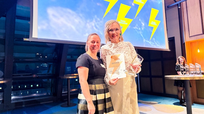 Marketingkoordinatorin Janine Niederstraßer nimmt die Auszeichnung von Chefredakteurin des Fachmagazins „Public-Marketing“ Anja Lüth in Hamburg entgegen.