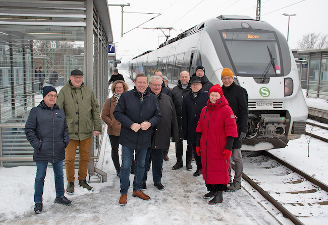 Zahlreiche Vertreter aus Kommunalpolitik und Verwaltung in Brandenburg und Sachsen setzten sich beim Treffen in Falkenberg/Elster für den Erhalt der S-Bahnlinie S4 ein. Im Bild unter anderem die Landräte Christian Jaschinski (Elbe-Elster, 4. v. l.) und Kai Emanuel (Nordsachsen, r.).