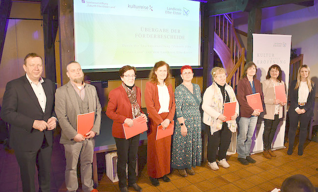 Übergabe der Förderbescheide Landrat Christian Jaschinski (l.) und Laila Grünwald (r.), Mitglied im Vorstand der Sparkassenstiftung „Zukunft Elbe-Elster-Land“, überreichten Förderbescheide an Kulturakteurinnen und Kulturakteure aus dem Landkreis. Aus dem gemeinsamen Förderfonds von Landkreis und Stiftung werden rund 40 Projekte unterstützt – von Konzerten über Ausstellungen bis hin zu Theater- und Publikationsvorhaben.