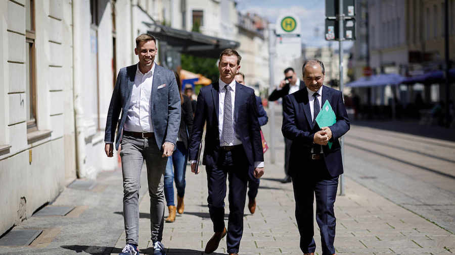 vlnr: Florian Oest, Ministerpräsident Michael Kretschmer, Oberbürgermeister Octavian Ursu