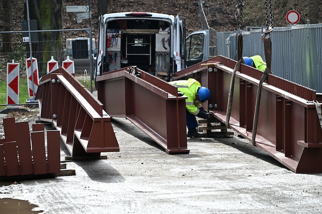 Die Stahlträger wurden heute geliefert, vor Ort von Mitarbeitern der Firma Profil Stahl- und Metallbau montiert und anschließend per Kran in die Stadthalle gehoben.