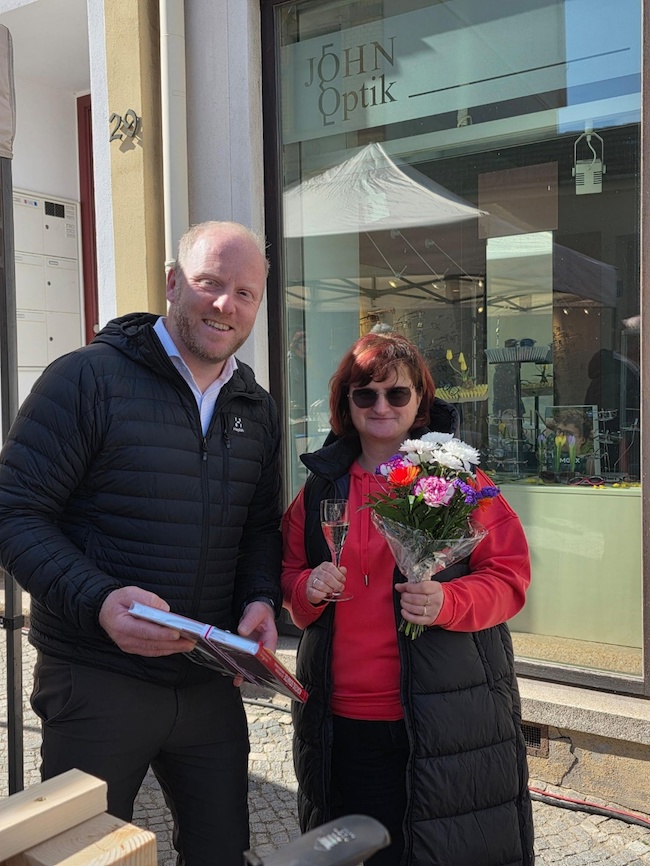 OB Michael Preuß gratulierte am Tag des Regional- und Würstchenmarktes Carola Büttner zu ihrem 60. Geburtstag