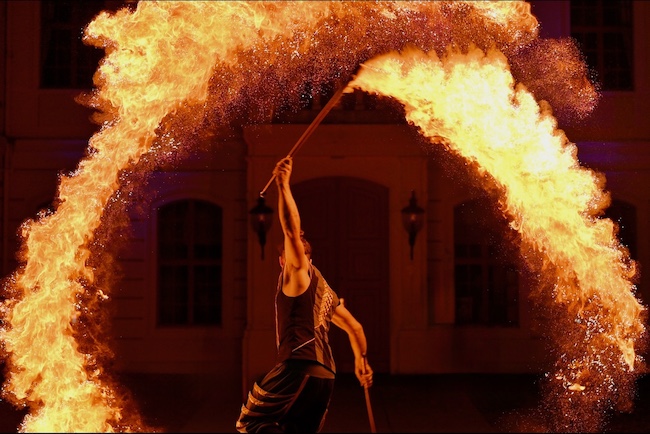 Den Abschluss des gemütlichen Beisammenseins auf dem Marktplatz bietet eine exklusive Feuer- und LED-Show zur Feier des Tages der Ersterwähnung.
