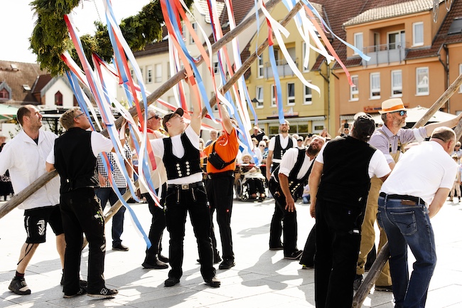 Lübben, Maibaumstellen und Tanz in den Mai