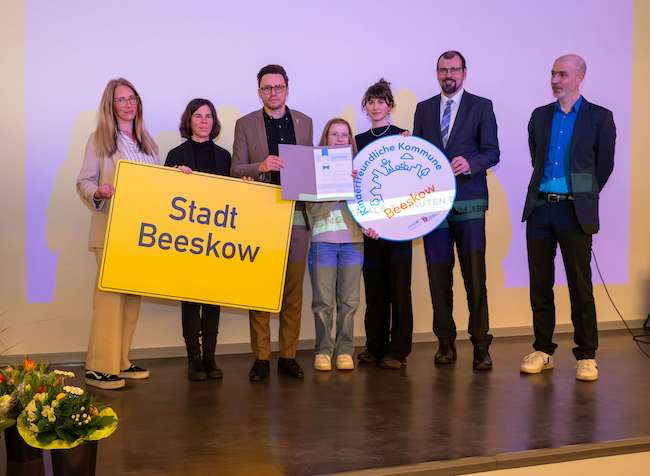 Siegelübergabe und strahlende Gesichter in Beeskow