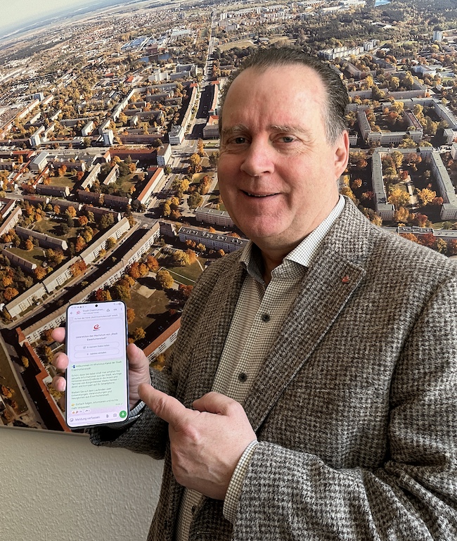 Der Bürgermeister von Eisenhüttenstadt mit dem WhatsApp Kanal