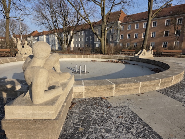 In der 13. Kalenderwoche 2026 wird der Bauzaun zurückgebaut und die sanierte Grünachse inklusive Brunnen vollständig freigegeben.