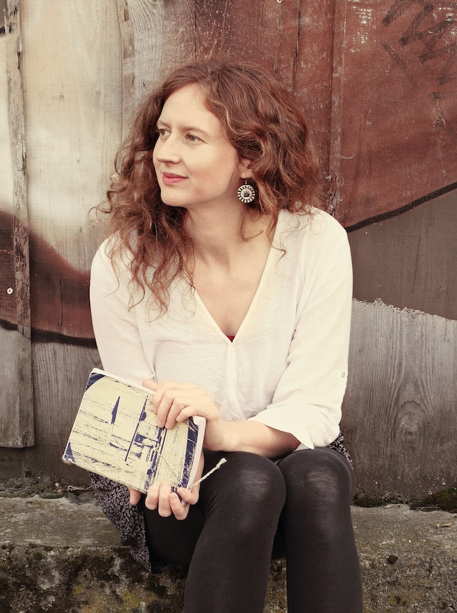 Anna Rosina Fischer konnte schon mit ihren ersten beiden Romanen überzeugen. Wenn sie nicht gerade neue Ideen zu Papier bringt, arbeitet sie in einem großen dänischen Unternehmen oder prokrastiniert professionell beim Streicheln ihrer Katzen. Anna Rosina Fischer lebt in Berlin.