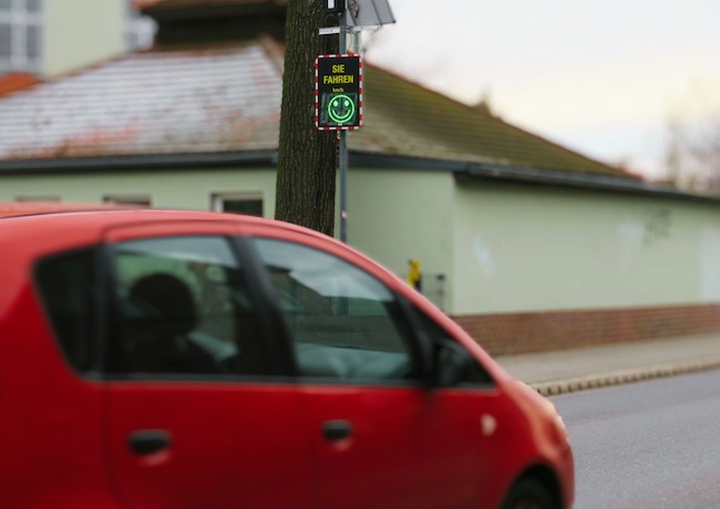 Diese digitale Geschwindigkeitsanzeigetafel (