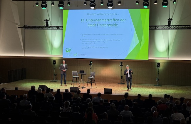 Wirtschaftsförderer Torsten Drescher und Bürgermeister Jörg Gampe bei der Begrüßung zum 12. Unternehmertreffen in der Kulturweberei.