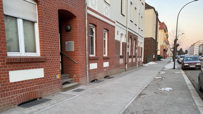 Der erneuerte westliche Gehweg in der Schillerstraße
