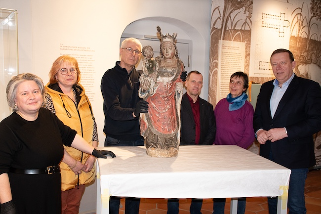 Gemeinsames Gruppenbild mit der Oelsiger Madonna, bevor sie in der klimatisierten Vitrine verschlossen wird. Simone Dahlke (2. v. l.), Matthias Hensel (3. v. r.) und Antje Schmidt (2. v. r.) von der Evangelischen Kirchengemeinde Schlieben freuen sich gemeinsam mit Babette Weber (l.), Leiterin des Museumsverbundes Elbe-Elster, Olaf Weber (3. v. l.) vom Museumsverbund Elbe-Elster sowie Landrat Christian Jaschinski (r.) darüber, dass die Oelsiger Madonna einen Platz im Museum Schloss Doberlug gefunden hat und nun der Öffentlichkeit zugänglich ist.