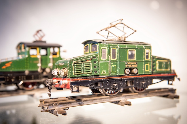 Ein Modell-Triebwagen der Marke Märklin mit Stromabnehmer auf dem Gleis – Teil der Sonderausstellung im Sänger- und Kaufmannsmuseum Finsterwalde, bei der Sammler Hagen Lotzwig am 25. Januar seine historischen Blechbahnen in Bewegung setzt.