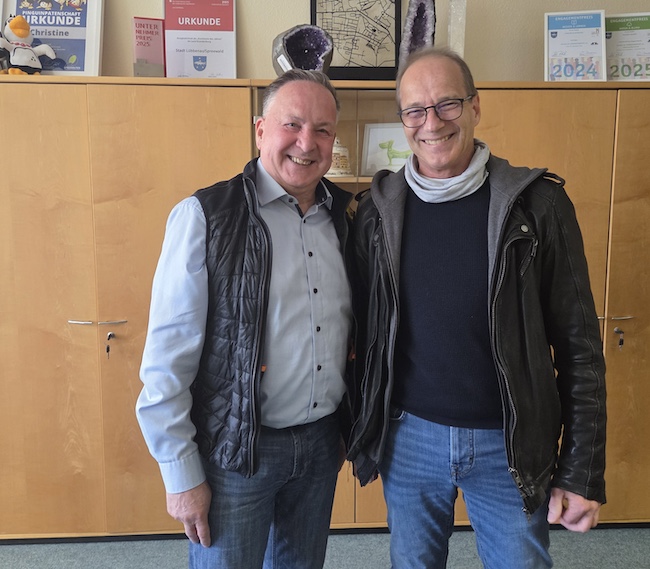 Bürgermeister Helmut Wenzel (l.) dankt Produzent Wolfgang Esser für sein jahrelanges Wirken in der Region.
