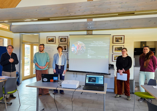 Studenten der Hochschule für nachhaltige Entwicklung Eberswalde präsentieren ihre Forschungsergebnisse (v.l.n.r. Prof. Felix Herle, Moderator der Stadtmarketingrunde | Leon Bille, Joanne Hartkopf, Lilly Luisa Fellenberg und Julika Bollmann, Studenten an der HNE Eberswalde)