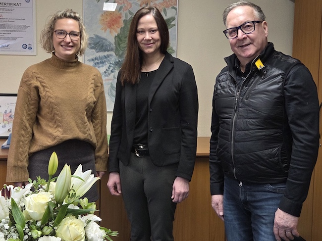 Bürgermeister Helmut Wenzel und Jessica Weiner (li.), Vorsitzende des Aufsichtsrates des MZL, begrüßen Andrea Trunev.
