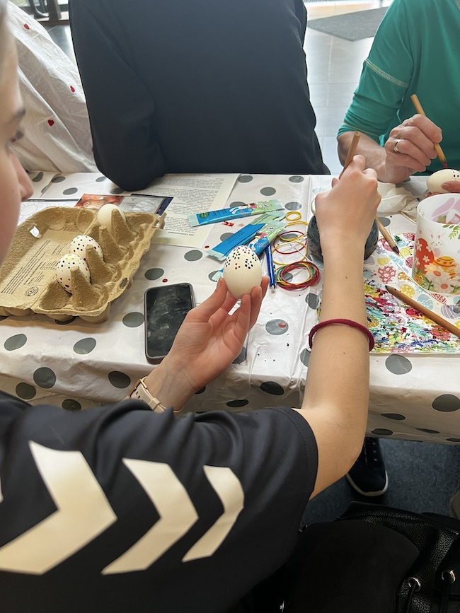 Ostereierfärben im Rathaus Senftenberg, 2025