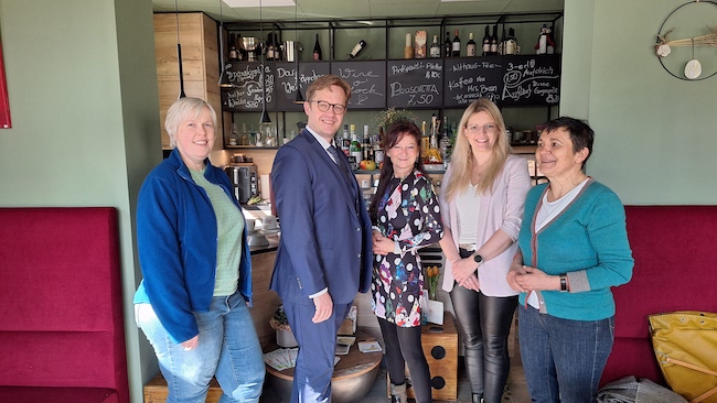 Bei Carla Brack (Mitte) trifft  Kultur auf Design und Genuss. Mit ihrem neu eröffneten Ladencafé bereichert sie die Bahnhofstraße. Ihr kleines Café mit wöchentlich aktualisiertem Flyer ist  für die Senftenbergerin ein echtes Herzensprojekt.