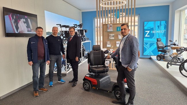 Im neu eröffneten Sanitätshaus Zimmermann in der Senftenberger Bahnhofstraße liegt der Fokus auf Rehatechnik. Foto: Bürgermeister Andreas Pfeiffer (3.v.l.) mit Wirtschaftsförderer Paul Bittner (r.) im Gespräch mit dem Geschäftsführenden Gesellschafter Jörg Zimmermann (l.) und Steffen Richter, der für den Sanitätsfachhandel in der Zimmermann GmbH verantwortlich zeichnet.