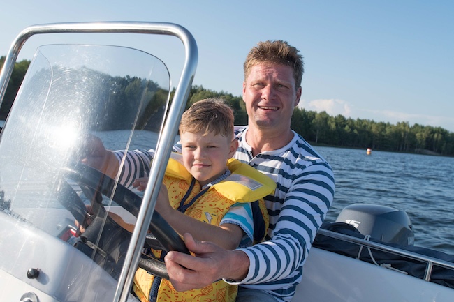 Action für Vorschulkinder: Mit Papa einmal im Motorboot richtig Gas geben wie hier auf dem Senftenberger See.