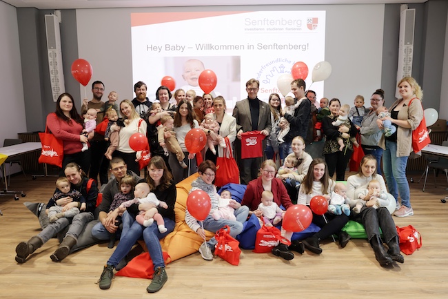 Babyempfang 2025 der Stadt Senftenberg mit glücklichen Eltern